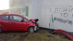 Mitsubishi colt uderzyło w wiadukt kolejowy w Lisewie Malborskim. 52-latka z obrażeniami ciała trafiła do szpitala -  05.02.2016