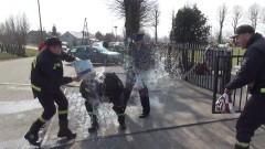 Tradycja "Śmigusa - Dyngusa" w Tujsku ma się dobrze. Na pocieszenie cukierek od strażaka - 28.03.2016