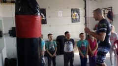 Uczniowie SP nr 8 odwiedzili zawodników z malborskiego klubu MMA. Boksowali i mierzyli w tarcze – 22.04.2016