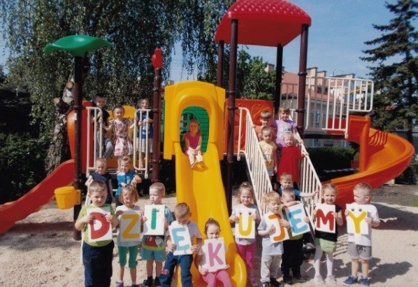 Sztum: Dzieci z Przedszkola nr 1 podziękowały dorosłym za nowy plac&#8230;