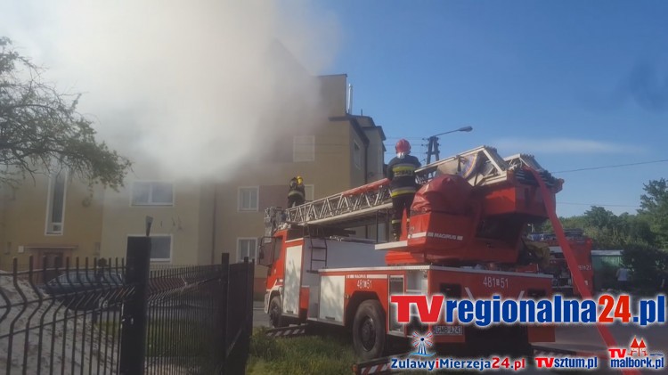 13 zastępów straży pożarnej walczyło z pożarem poddasza w Malborku&#8230;