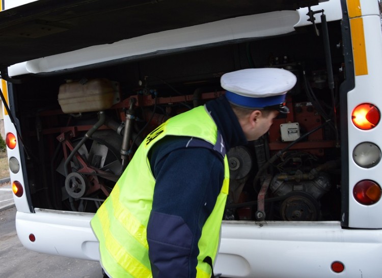 Malborscy policjanci skontrolowali kilkanaście autobusów szkolnych -&#8230;