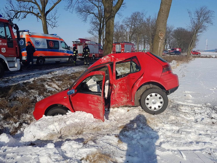 Uwaga kierowcy, ślisko na drogach! Uderzyła w drzewo, trafiła do szpitala.&#8230;