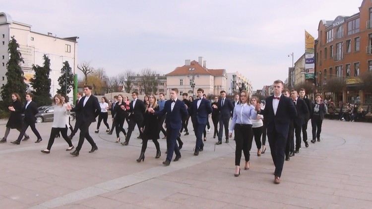 Polonez maturzystów I LO Malbork na fontannie w centrum miasta - 28.02.2017