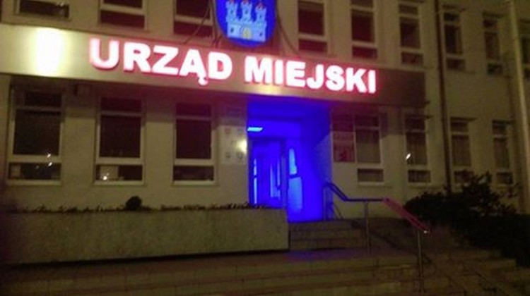 Nowy Dwór Gdański. Urząd Miasta stał się niebieski w ramach światowej&#8230;