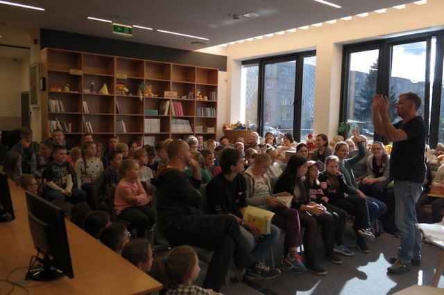 Malbork : Pisanie to zaklinanie świata w słowa - "Z książką na walizkach"&#8230;