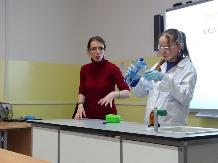 Sztum: Burza w szklance i „gumowe jajko”. Nowa pracownia chemiczna&#8230;