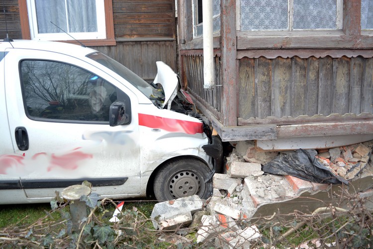 Marzęcino: Firmowe auto uderzyło w ganek budynku mieszkalnego. - 07.12.2017