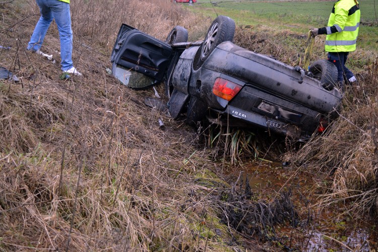 Wypadek, dachowanie i... gdyby nie policjanci, śmierć przez utonięcie.&#8230;