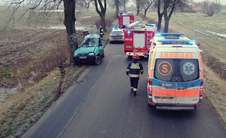 Śmiertelny wypadek w Złotowie. Samochód uderzył w drzewo, zginął&#8230;