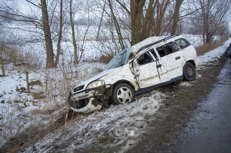 Nowy Dwór - Marzęcino: Rozbili auto i uciekli w pola. - 14.02.2018