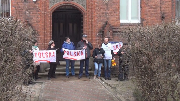 Dziewiąta pikieta Bogumiły Skóry przed malborskim sądem. Protest z&#8230;