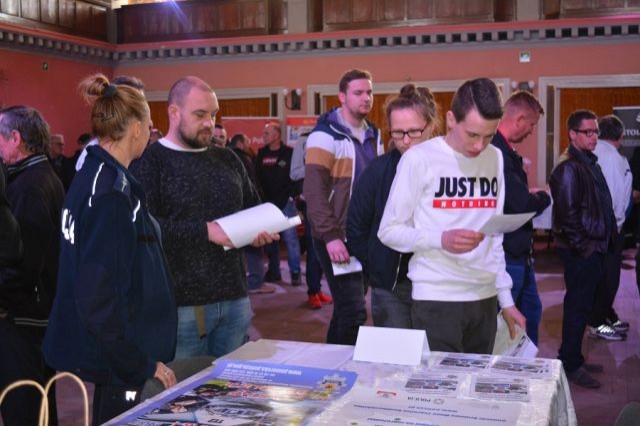 Policjanci na Nowodworskich Targach Pracy.