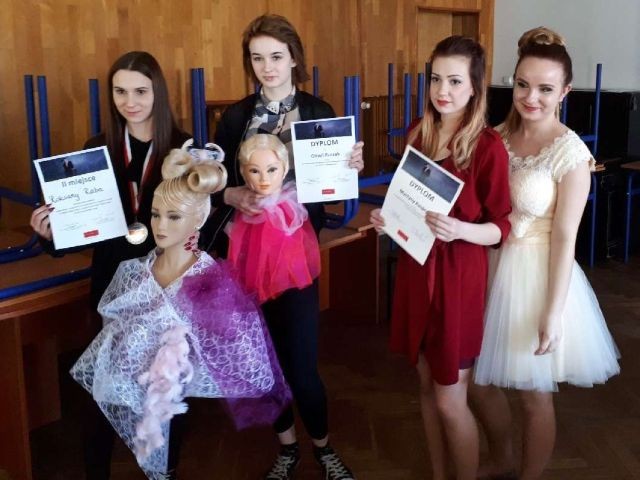 Roksana Raba z malborskiego CEZ na podium konkursu fryzjerskiego w Gdyni