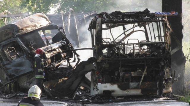 16 osób poszkodowanych, 5 osób w szpitalu. Zderzenie autobusu z TIR-em.
