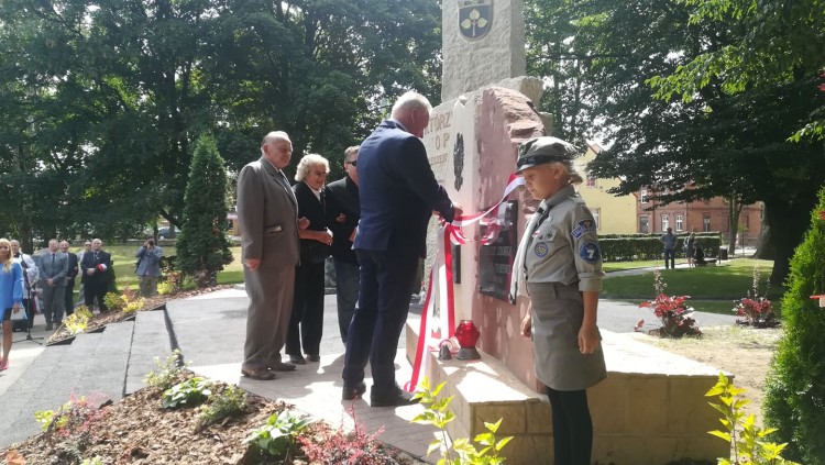 Uroczyste odsłonięcie pomnika pamięci narodowej w Nowym Stawie poświęconego&#8230;