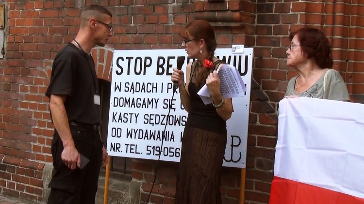 Choć próbują ją „uciszyć” , ona protestuje: „nie dam się zastraszyć&#8230;