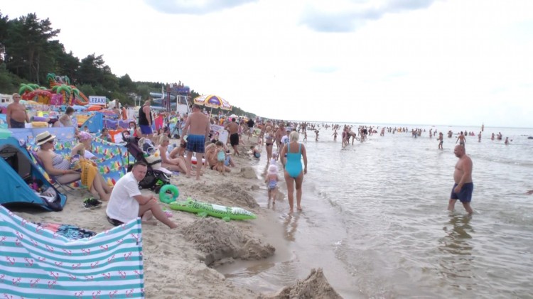 Projekt plaża: Tłoczno, ale nikt nie narzeka. Stegna zawsze przyciąga&#8230;