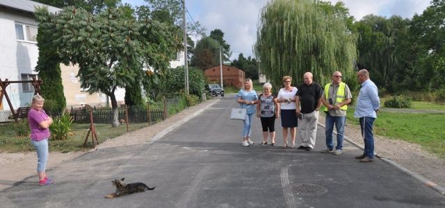 Gmina Dzierzgoń: Odbiór przebudowy drogi w Jeziornie.