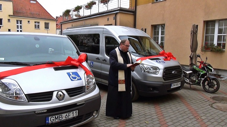 Dwa nowe busy Starostwo przekazało dla DPS-u i „Domu Dziecka” w Malborku