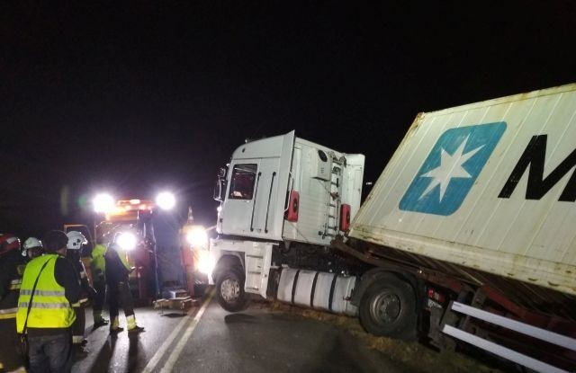 Wypadek samochodu ciężarowego, zderzenie aut w Wybicku - wśród poszkodowanych&#8230;