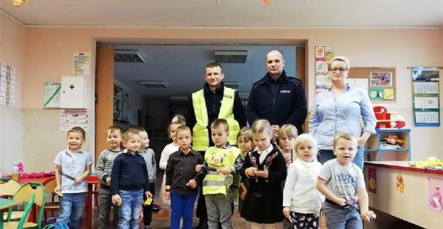 Tujsk: Odblaskowo, kolorowo i bezpiecznie- projekt edukacyjny na temat&#8230;