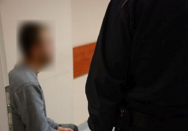 Ukradli perfumy warte prawie 800 zł. Dwóch mężczyzn w rękach policji.