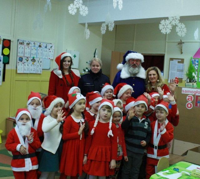 Niebieski Mikołaj odwiedził dzieci z malborskich szkół.