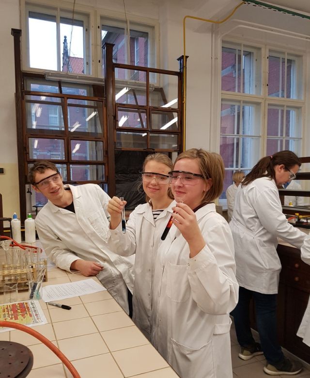 Zajęcia chemiczne uczniów malborskiej Szkoły Podstawowej nr 5 na Politechnice&#8230;