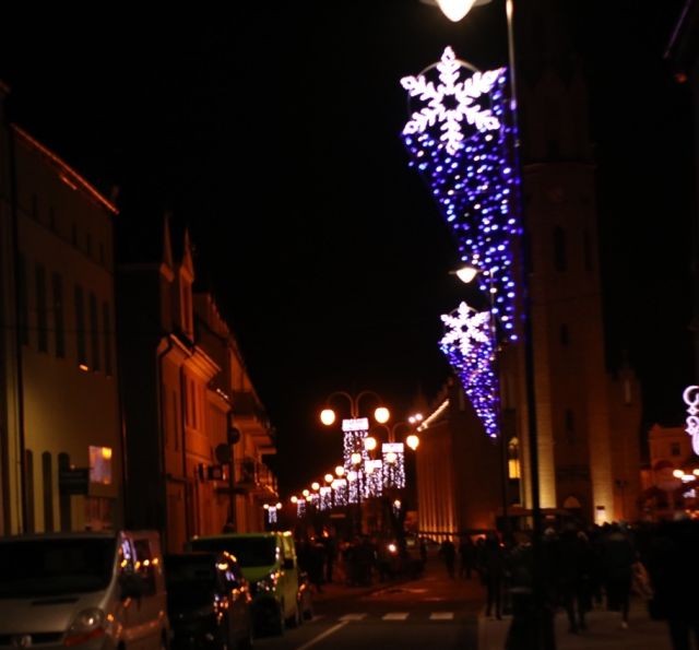 Świąteczna iluminacja ulic w Nowym Stawie.