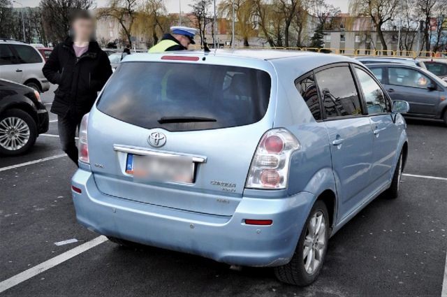 Potrącił pieszego na parkingu. 77-latek z obrażeniami ciała trafił&#8230;