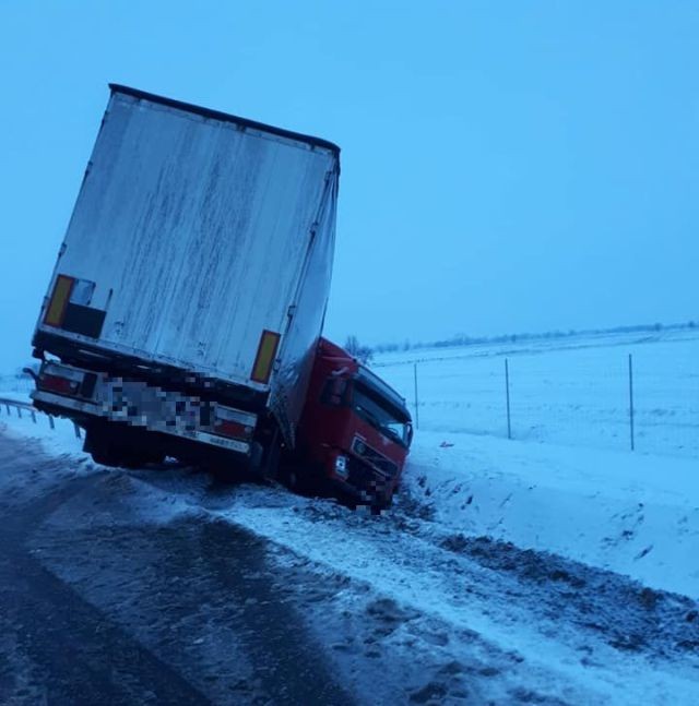 Ciężarówka w rowie. Kolejny wypadek na S7. Apel o ostrożność.