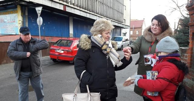 27. Finał WOŚP: Nowostawscy wolontariusze kwestują od rana.