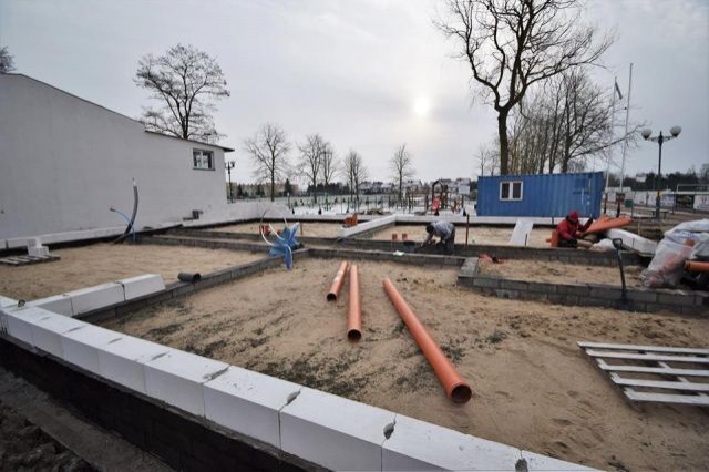 Nowy Dwór Gdański: Ruszyła budowa szatni zapleczem sanitarnym na Miejskich&#8230;