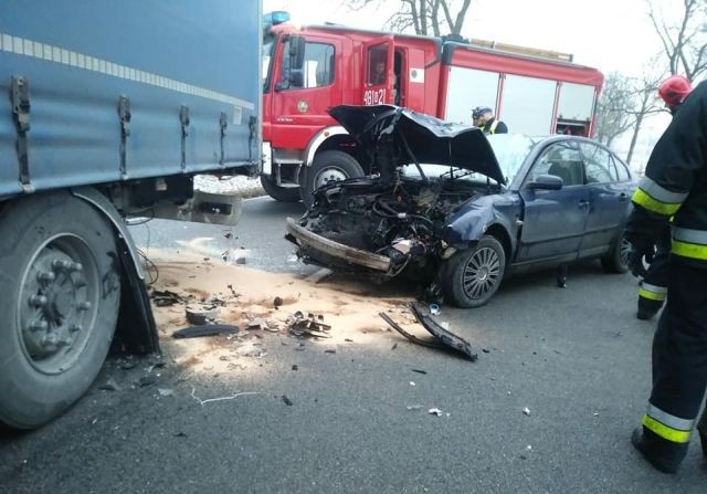 Auto osobowe uderzyło w tył ciężarówki. Wypadek na DK22 na wysokości&#8230;