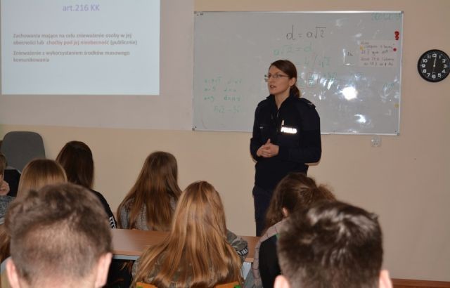 Rozmowa o cyberprzemocy z uczniami Szkoły Podstawowej w Lubieszewie.