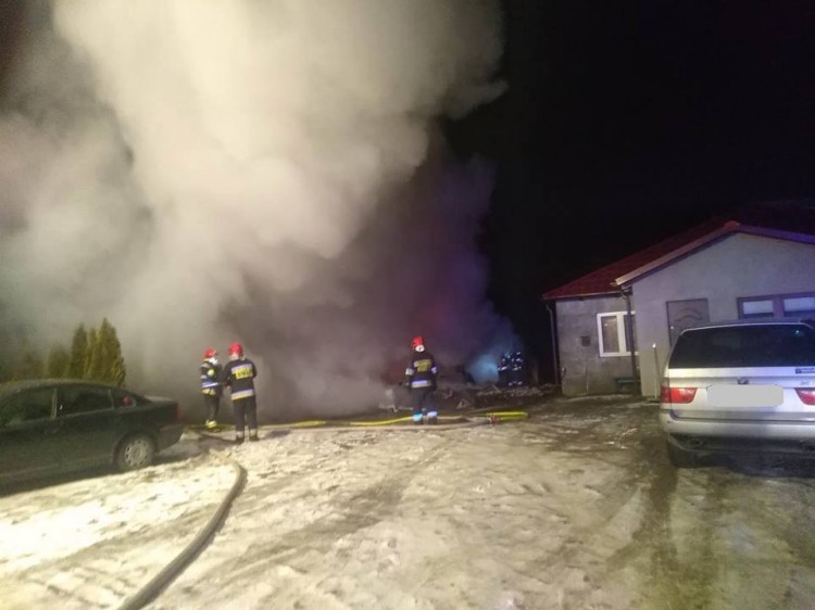 Pożar stolarni w Koniecwałdzie, zderzenie czołowe w Pierzchowicach-&#8230;