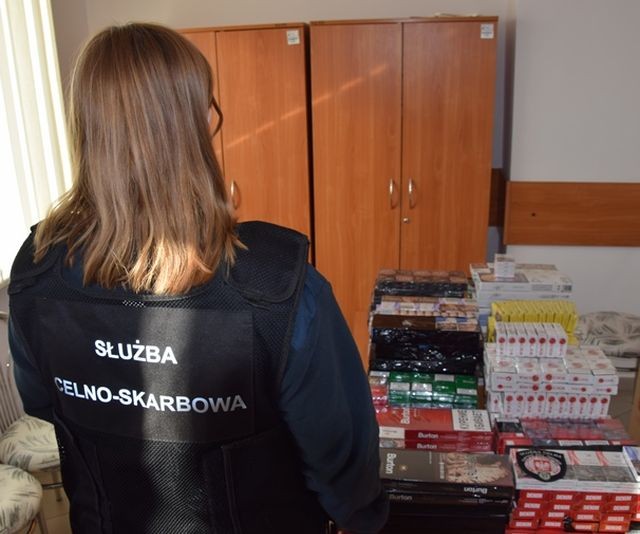 Handlował nielegalnym towarem. Na półce papierosy z akcyzą, pod ladą&#8230;