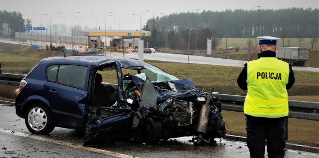 Zderzenie czołowe Opla z Mercedesem na A1. Jedna osoba nie żyje.