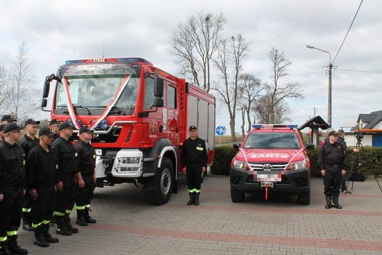 Mikołajki Pomorskie: Uroczyste przekazanie nowego wozu ratowniczo-gaśniczego&#8230;