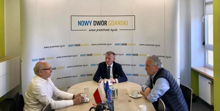 Europoseł Janusz Lewandowski oraz Senator Leszek Czarnobaj w Nowym Dworze&#8230;