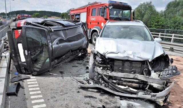 Zderzenie trzech samochodów – policjanci apelują o rozwagę na drodze