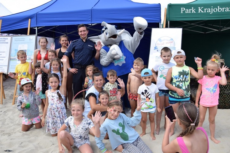 „Kręci mnie bezpieczeństwo nad wodą” na plaży w Krynicy Morskiej.