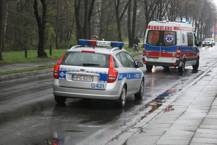 Straciła panowanie nad pojazdem i uderzyła w drzewo.