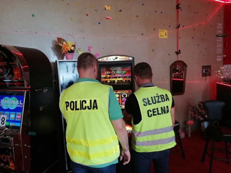 Nowodworscy policjanci zamknęli kolejny lokal z nielegalnymi automatami&#8230;