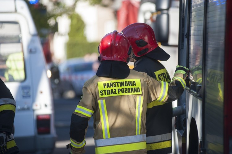 Kolizje drogowe i pożar w komisie samochodowym – weekendowy raport&#8230;