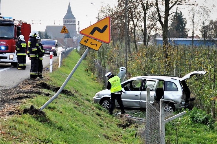 Bez prawa jazdy spowodował wypadek, w samochodzie było 10 osób