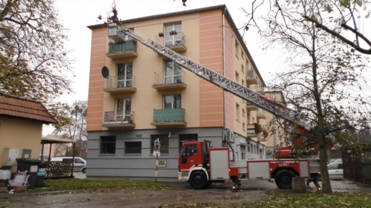 Starsza kobieta nie otwierała drzwi. Strażacy użyli podnośnika i weszli&#8230;