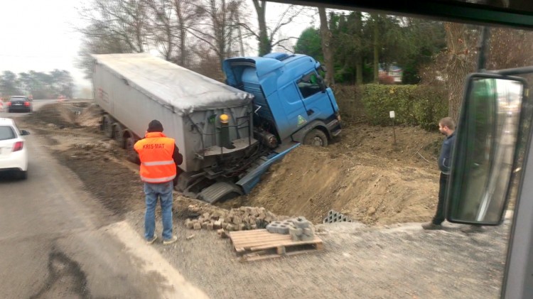 Nowa Wieś Malborska. Ciężarówka wjechała do rowu na DW 515