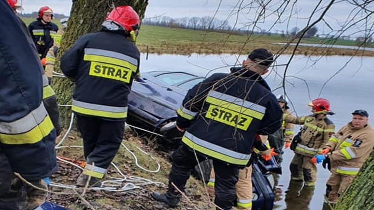 Śmiertelny wypadek w Rodowie. Kierowca utonął.